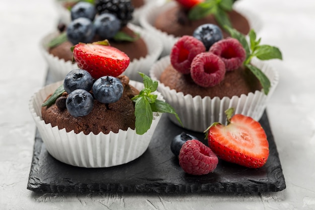 Hoge weergave smakelijke cupcake met bosvruchten en aardbeien