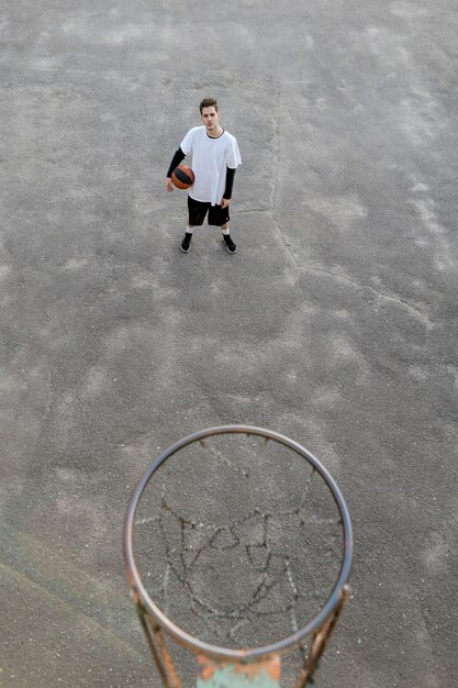 Hoge weergave stedelijke basketbalspeler