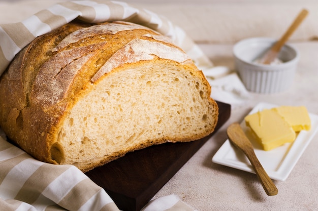 Hoge weergave verpakt brood en boter