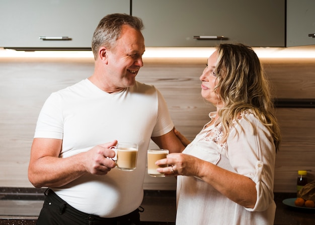 Hoger paar dat van koffie samen geniet