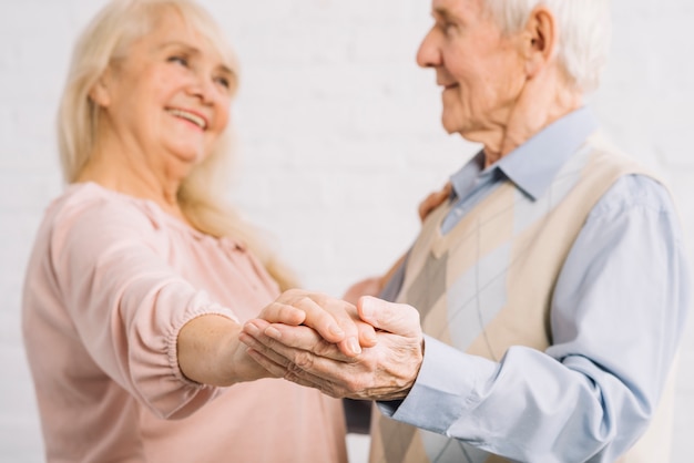 Gratis foto hoger paar die in keuken dansen