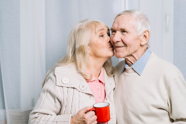 Gratis foto hoger paar met mokken koffie