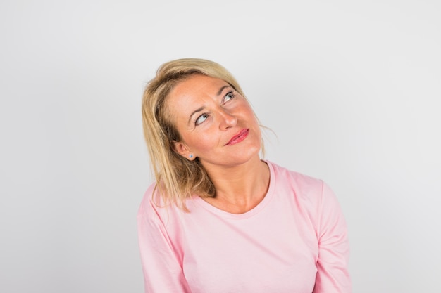 Hogere charmante vrouw in roze blouse