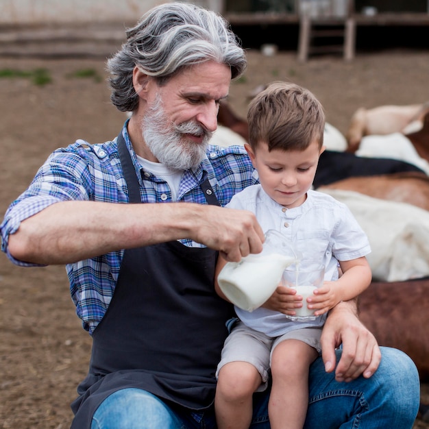 Gratis foto hogere gietende melk voor jongen