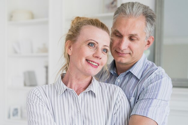 Hogere man met vrouw die weg kijkt