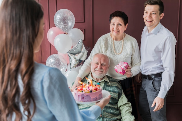 Gratis foto hogere mensen die verjaardag vieren