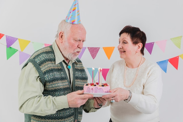 Gratis foto hogere mensen die verjaardag vieren