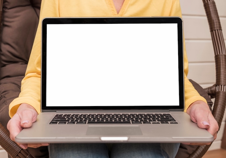 Gratis Foto hogere vrouw die lege laptop houdt