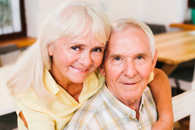 Gratis foto hogere vrouw die verouderde man thuis plakt