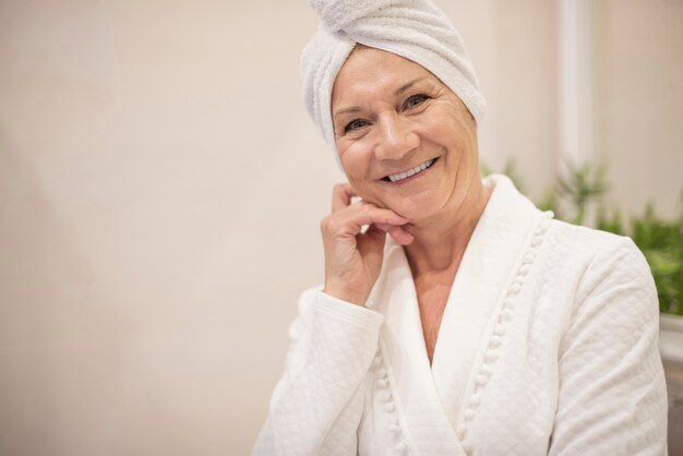 Hogere vrouw met handdoek op haar haar