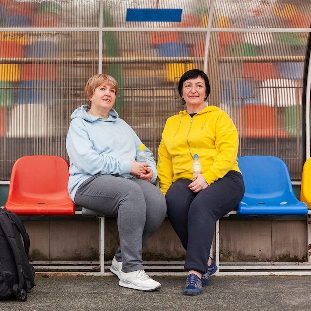 Hogere vrouwen bij stadion het rusten