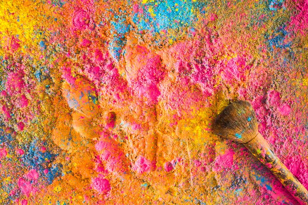 Holi-kleuren willekeurig bespat met penseel