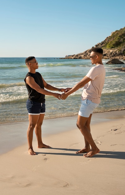 Gratis foto homo mannelijk paar op het strand