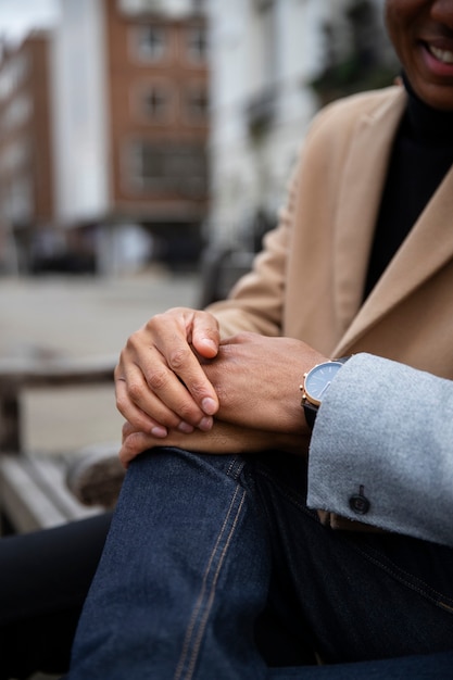 Gratis foto homopaar hand in hand tijdens een date in de stad