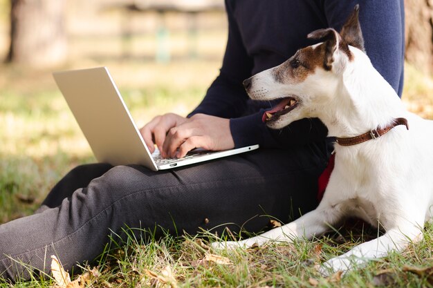 Hond met eigenaar en laptop
