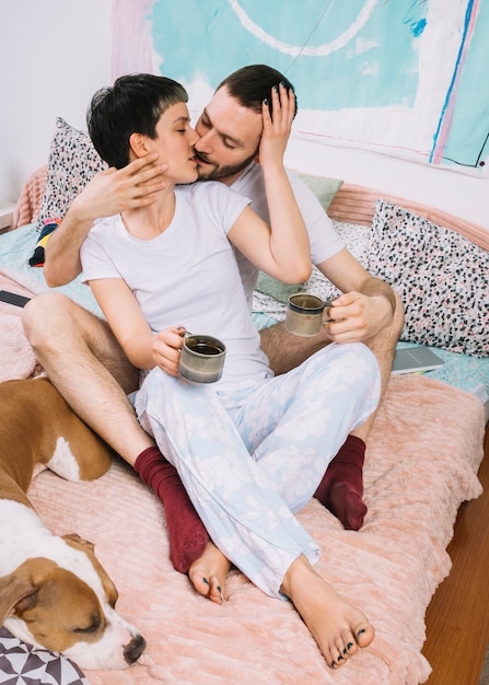 Hond met eigenaars tijdens de ochtend