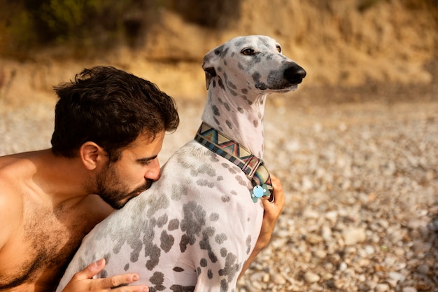 Hond plezier op het strand