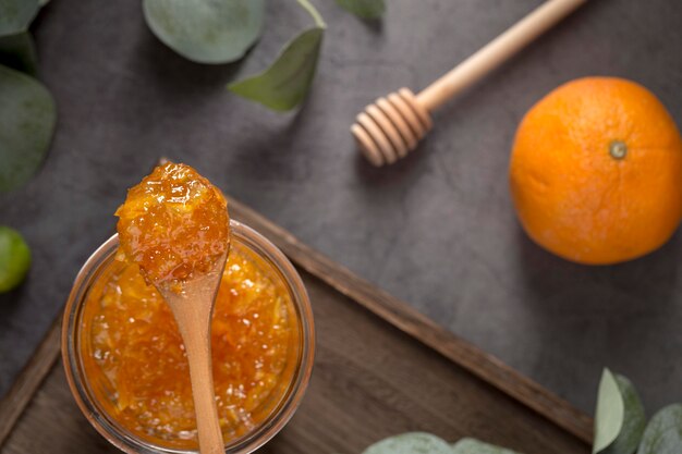 Honey dipper en zelfgemaakte heerlijke jam