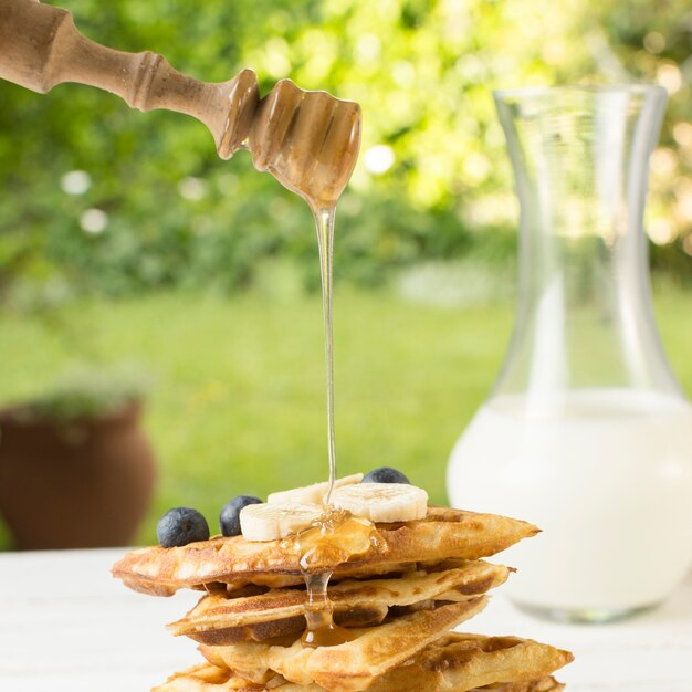 Gratis foto honing die op wafels valt