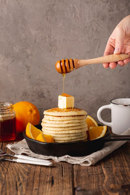 Honing die van dipper over pannenkoeken druipt