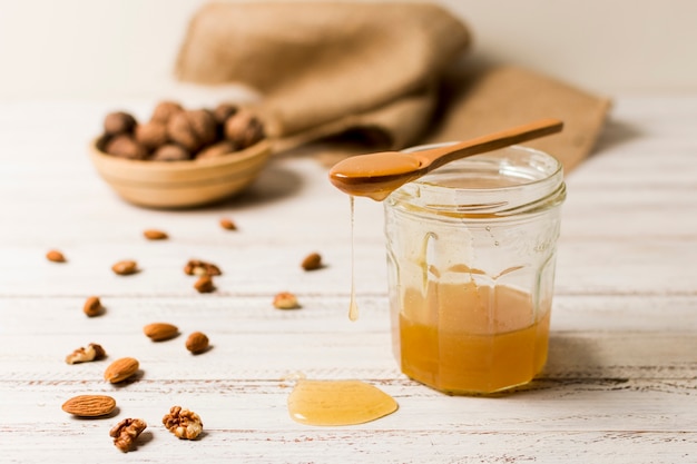 Gratis foto honingpot met noten