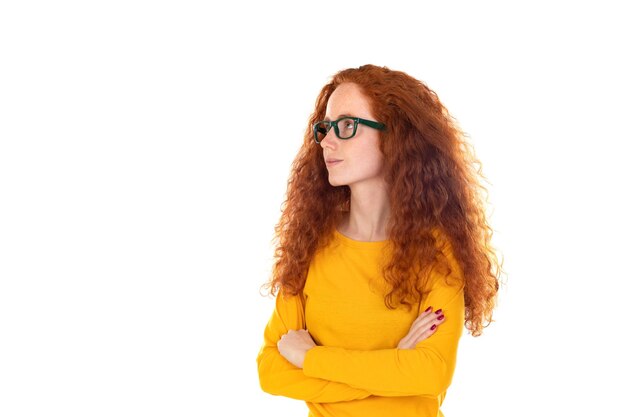 Hoofd geschoten studio portret jonge ernstige roodharige vrouw met blauwe tshirt bril kijken camera pose op grijze witte lege bril brillen aanbieding