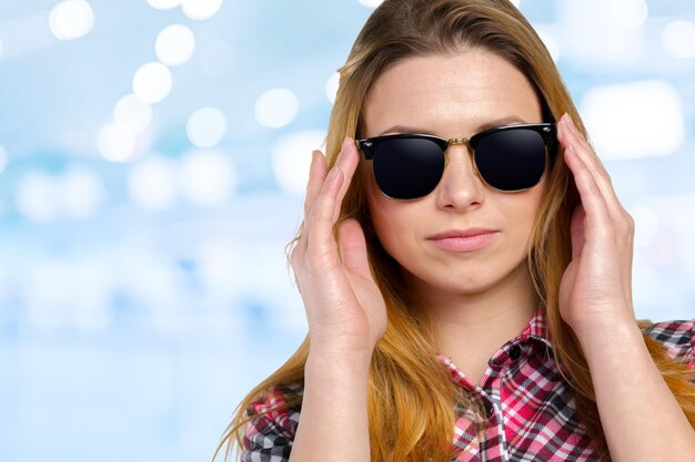 Hoofd geschoten van een vrouw die een zonnebril draagt