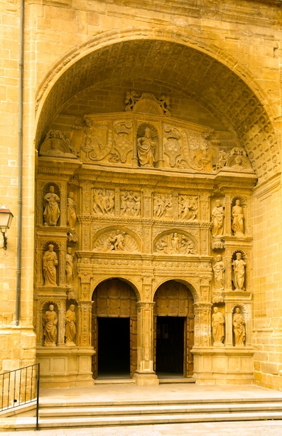 Gratis foto hoofdingang van de kerk van st. thomas in haro