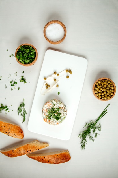 Hoofdsalade met erwten op tafel