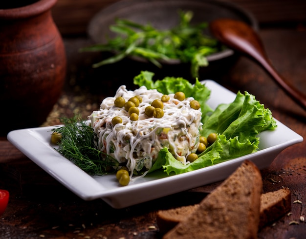 Hoofdsalade met erwten op tafel