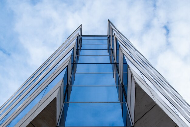 Hoog gebouw in de stad