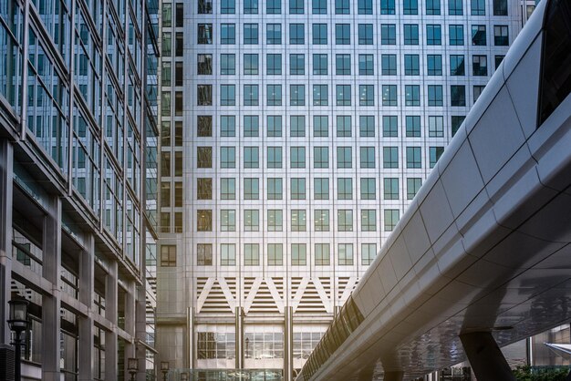 Hoog gebouw in het centrum van de stad