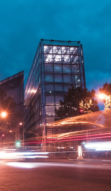 Gratis foto hoog gebouw met glazen wanden