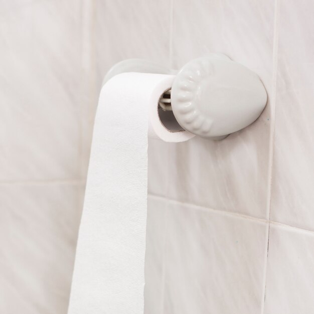 Hoog hoekbad met toiletpapierrol