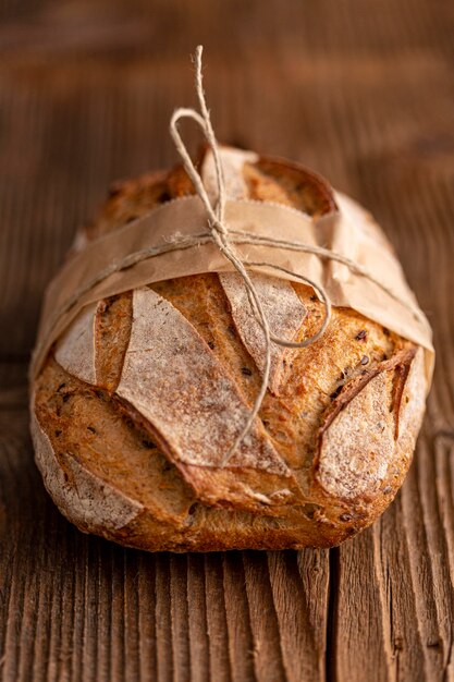 Hoog hoekbrood op houten achtergrond