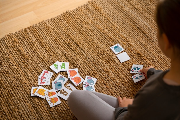 Hoog hoekmeisje dat geheugenspel speelt