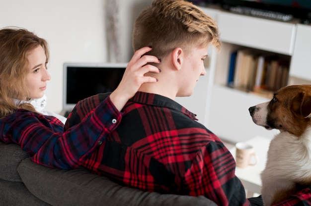 Gratis foto hoog hoekpaar dat hond bekijkt