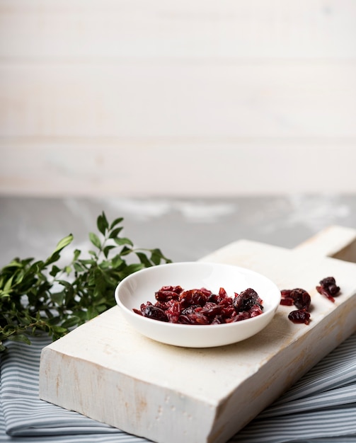 Hoog meningsgedroogd fruit op houten raad in de keuken