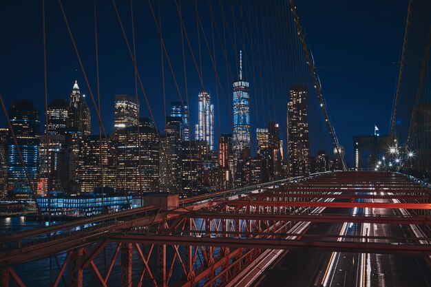 Hoog schot van Brooklyn Bridge van het stadsbeeld van New York tijdens de nacht