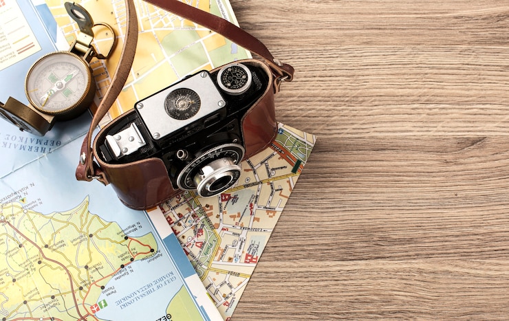 Gratis Foto hooghoekcamera en kompas op kaart