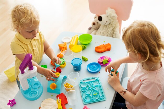 Hooghoekige kinderen die samen spelen.