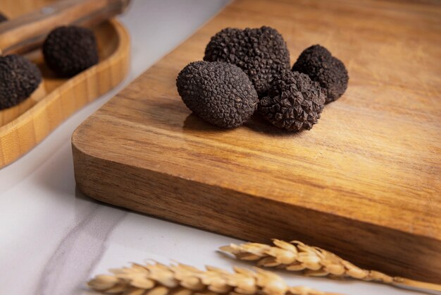 Hooghoekige truffels op houten plank