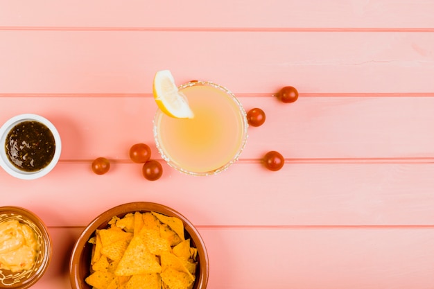 Gratis foto hoogste mening mexicaans voedselconcept met limonade