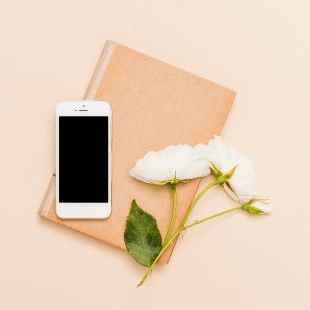 Hoogste mening van boek, smartphone en bloemen