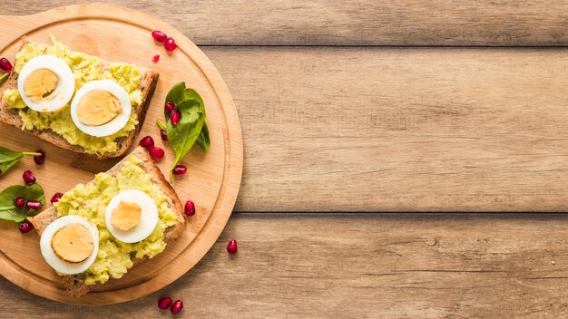 Hoogste mening van geroosterd brood met gekookt ei op scherpe raad