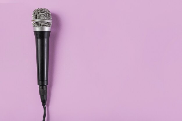 Hoogste mening van microfoon op roze achtergrond