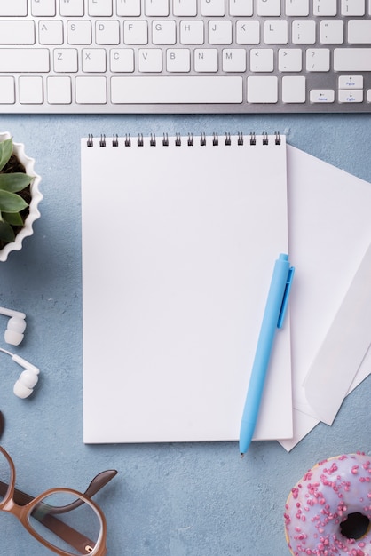 Gratis foto hoogste mening van notitieboekje op bureau met glazen