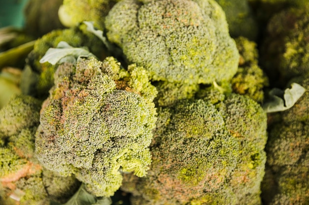 Gratis foto hoogste mening van organische verse broccoli in supermarkt