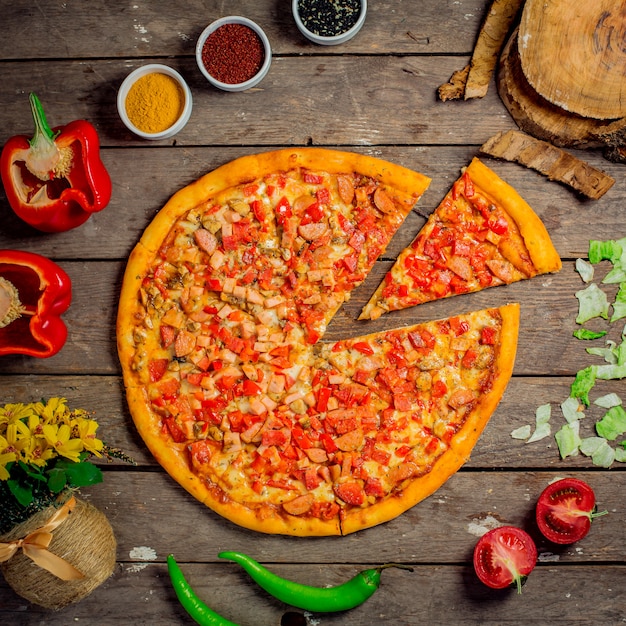 Hoogste mening van pizza met gehakte groentenpaddestoelen en gesneden worstjes