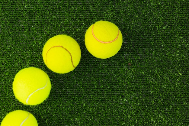 Hoogste mening van vier racketballen op groen gras